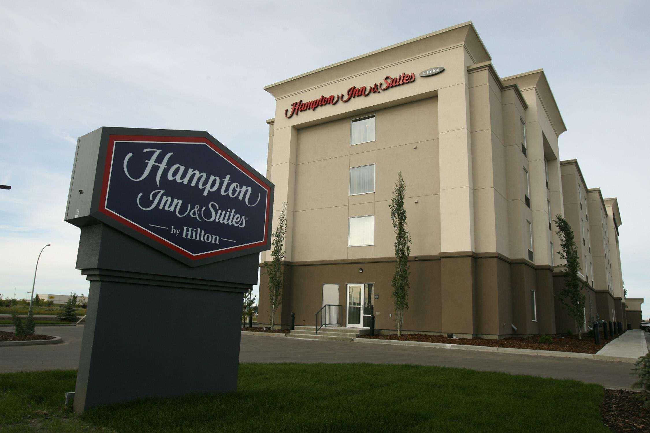 Hampton Inn & Suites Red Deer Penhold Esterno foto