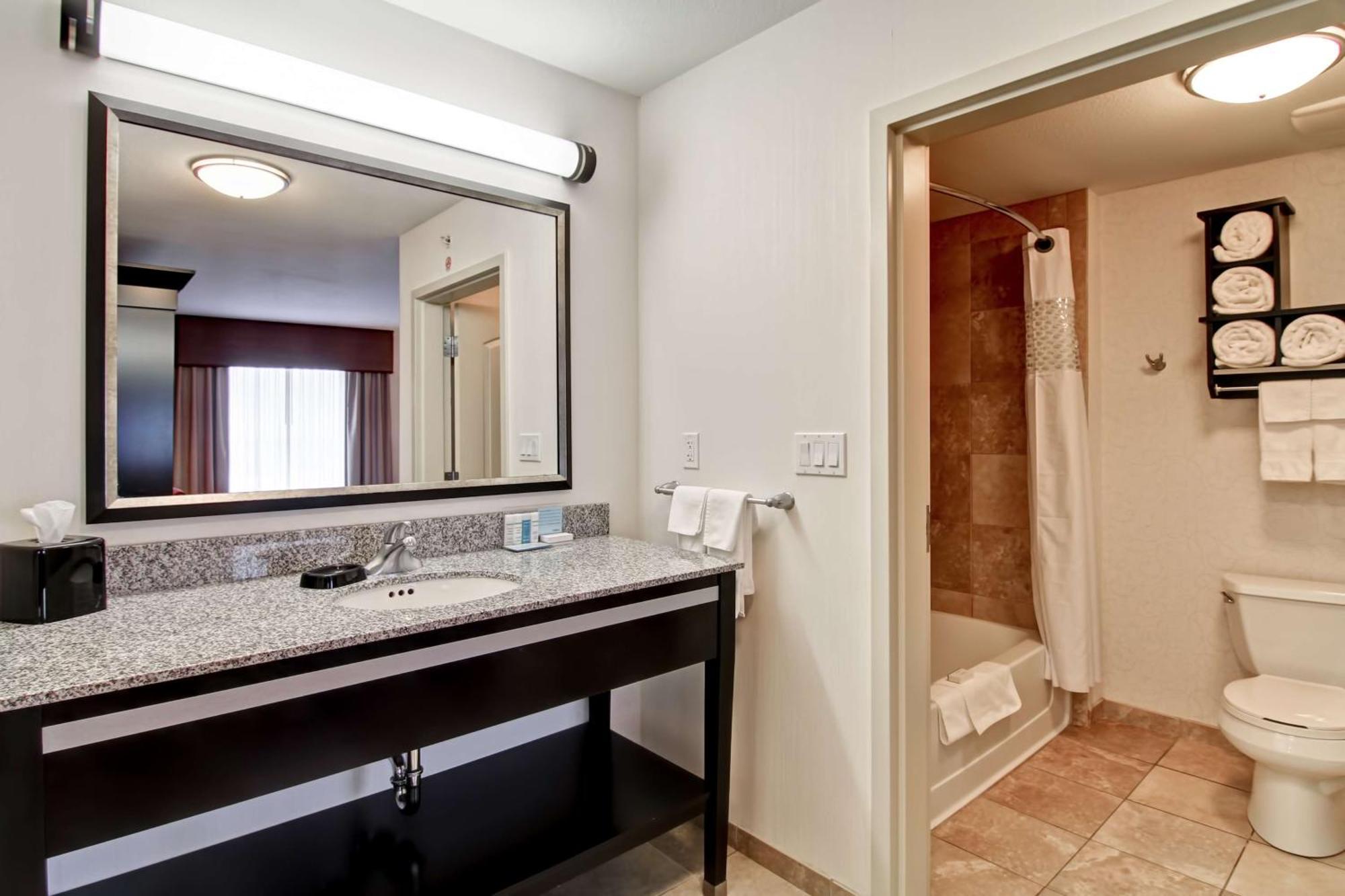 Hampton Inn & Suites Red Deer Penhold Esterno foto