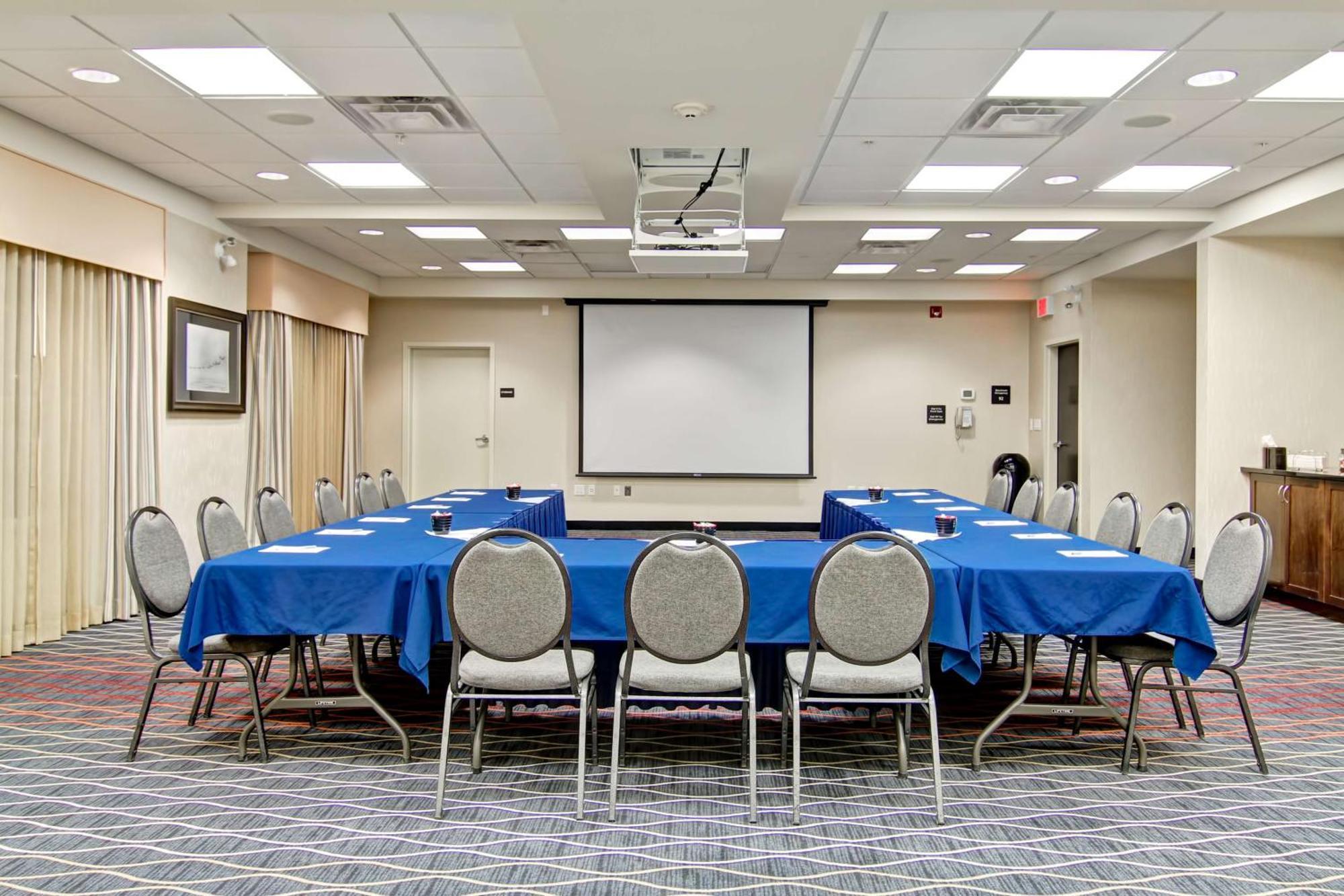 Hampton Inn & Suites Red Deer Penhold Esterno foto