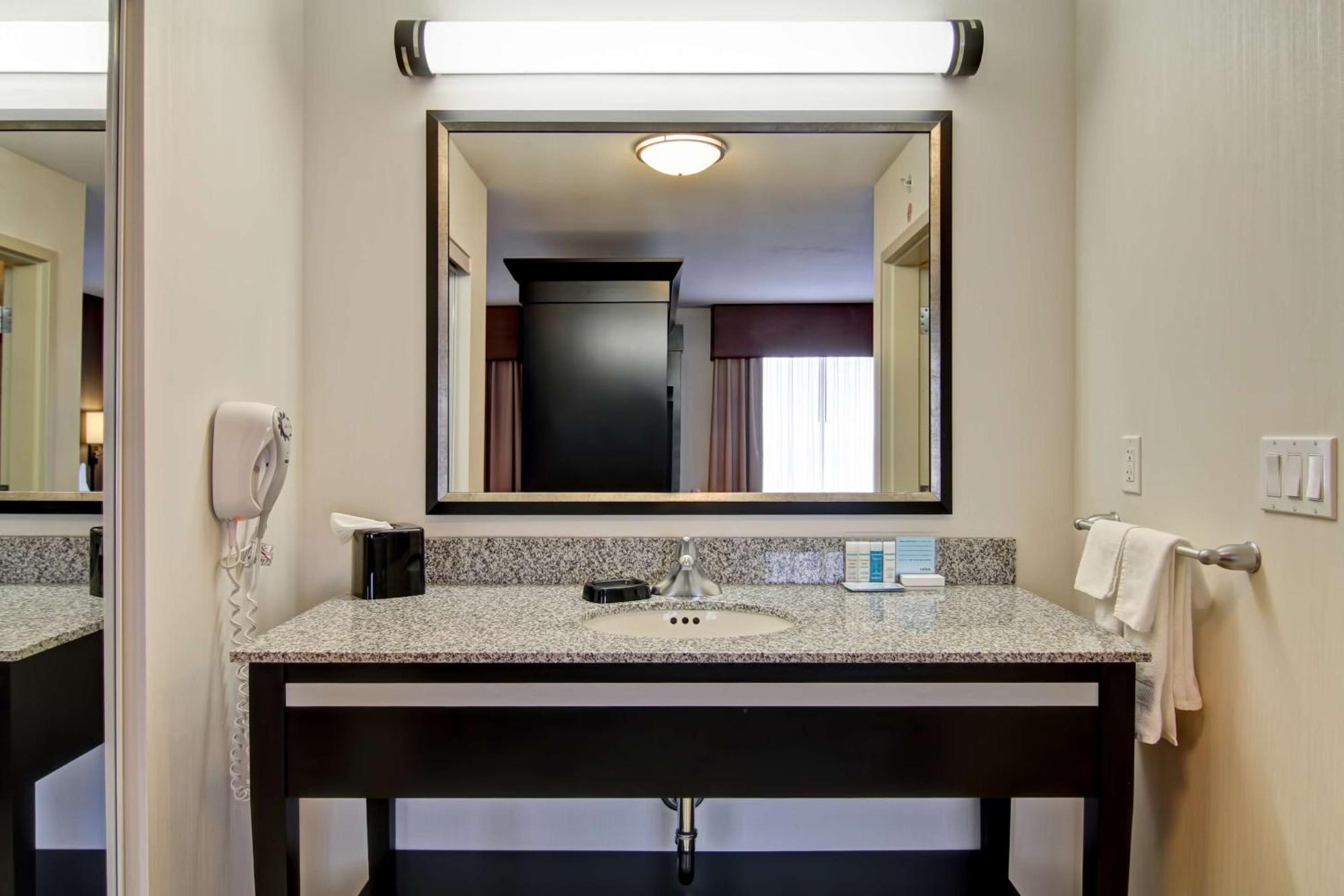 Hampton Inn & Suites Red Deer Penhold Esterno foto