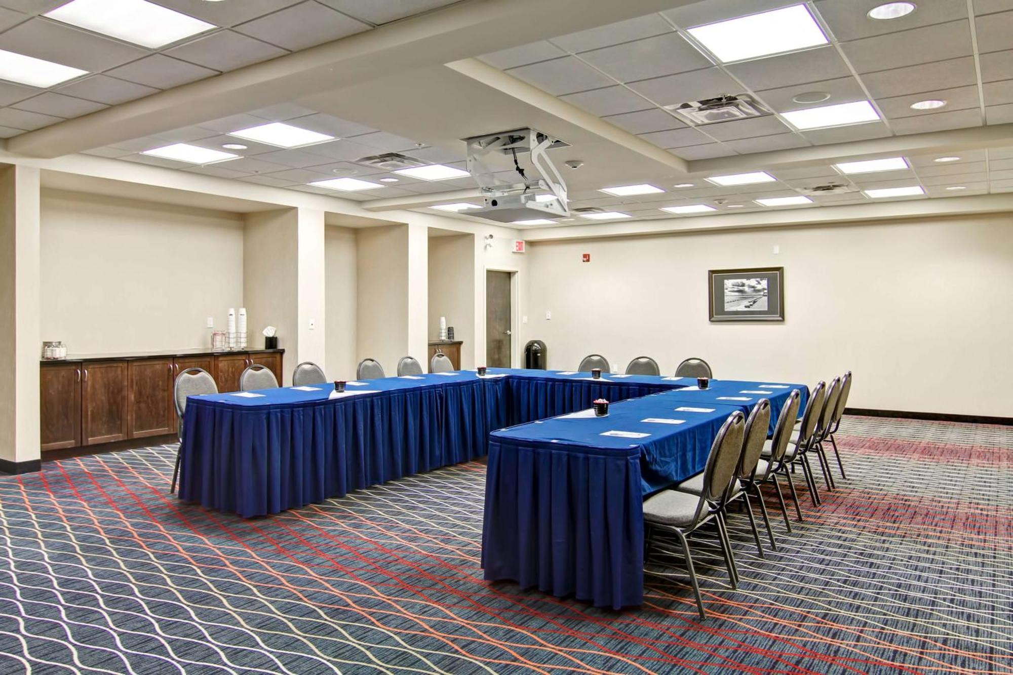 Hampton Inn & Suites Red Deer Penhold Esterno foto