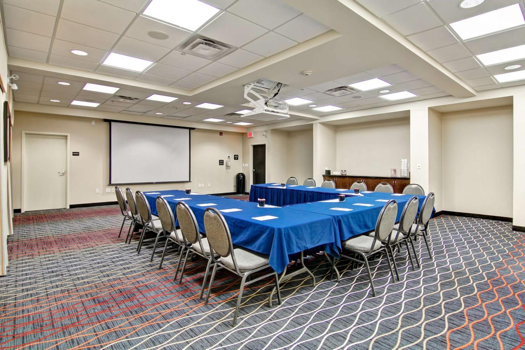 Hampton Inn & Suites Red Deer Penhold Esterno foto