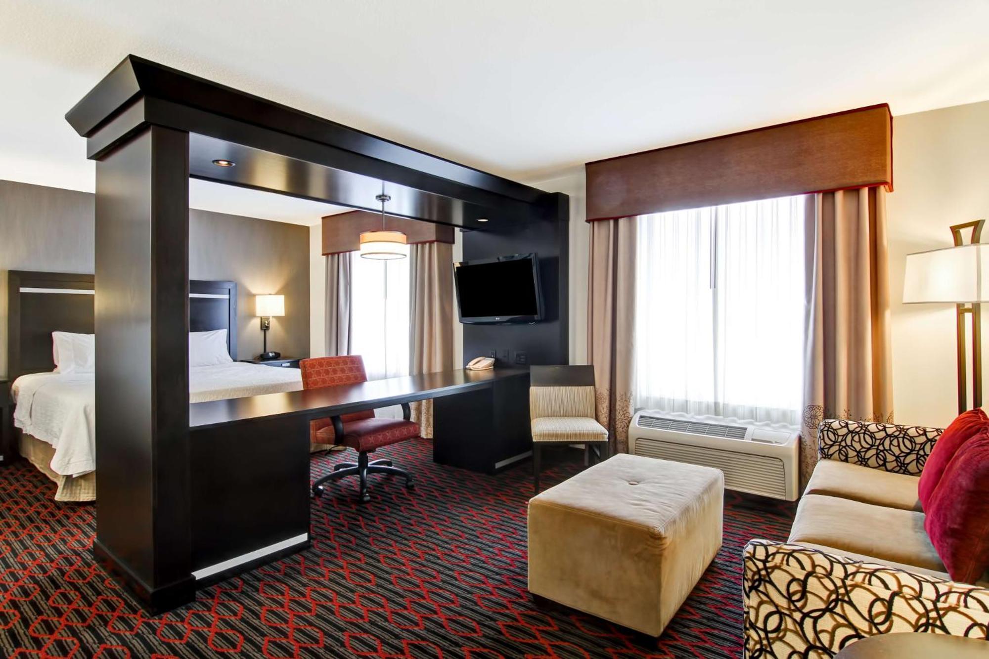 Hampton Inn & Suites Red Deer Penhold Esterno foto