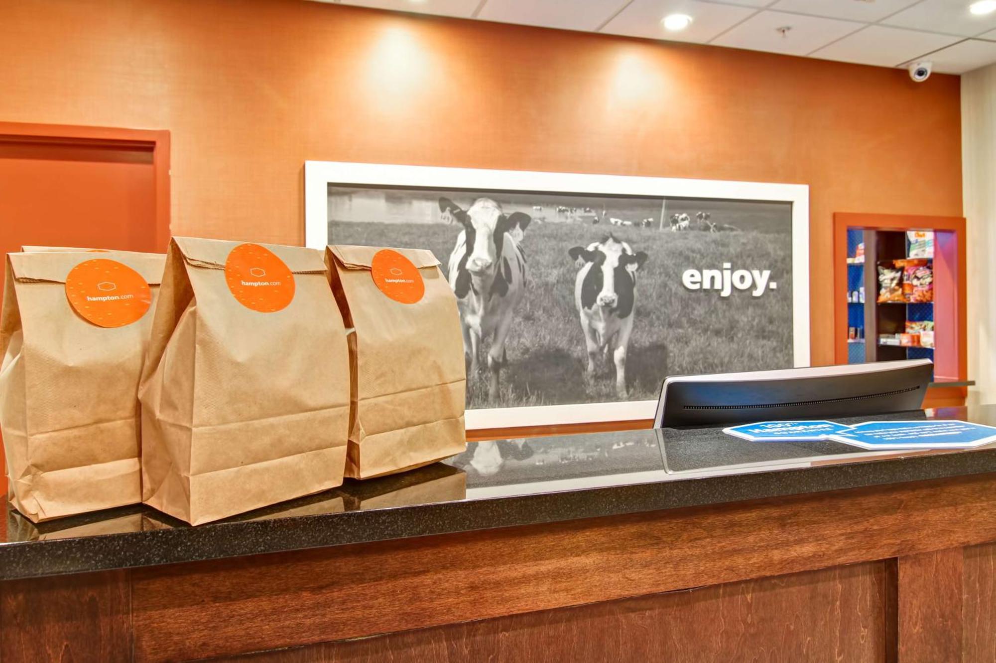 Hampton Inn & Suites Red Deer Penhold Esterno foto