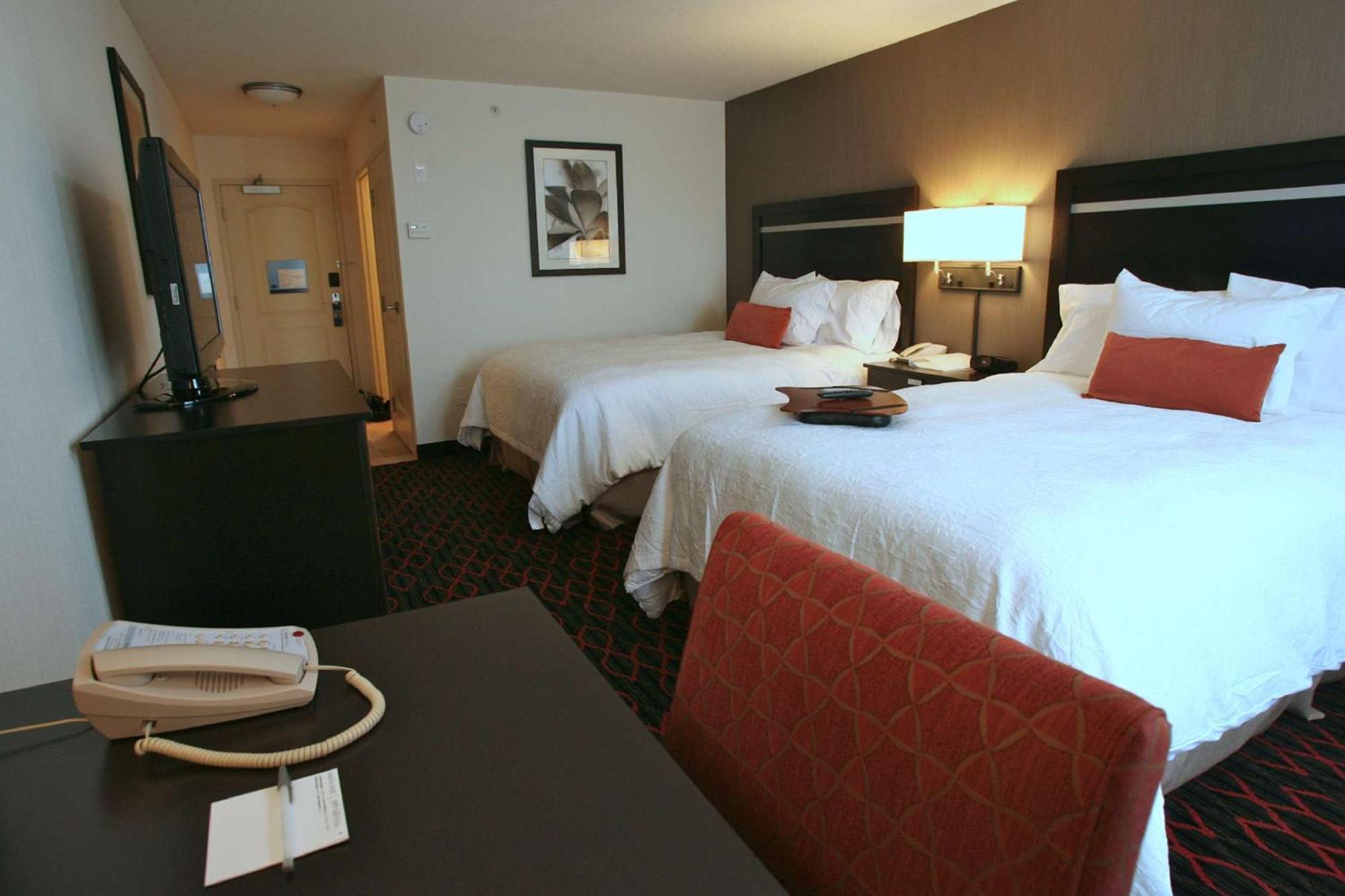 Hampton Inn & Suites Red Deer Penhold Esterno foto