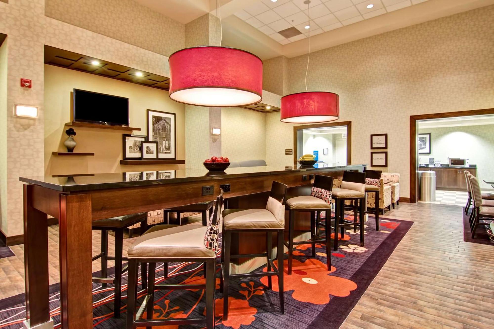 Hampton Inn & Suites Red Deer Penhold Esterno foto