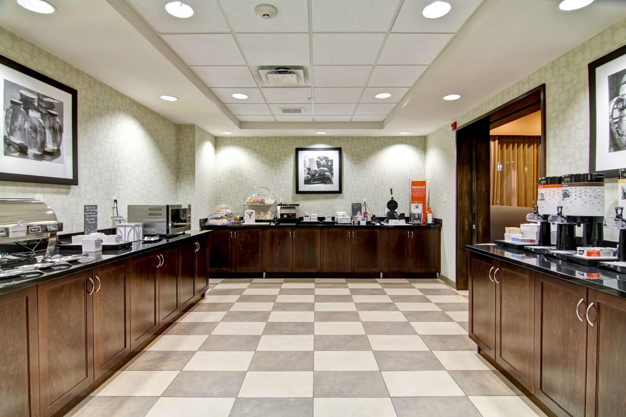 Hampton Inn & Suites Red Deer Penhold Esterno foto
