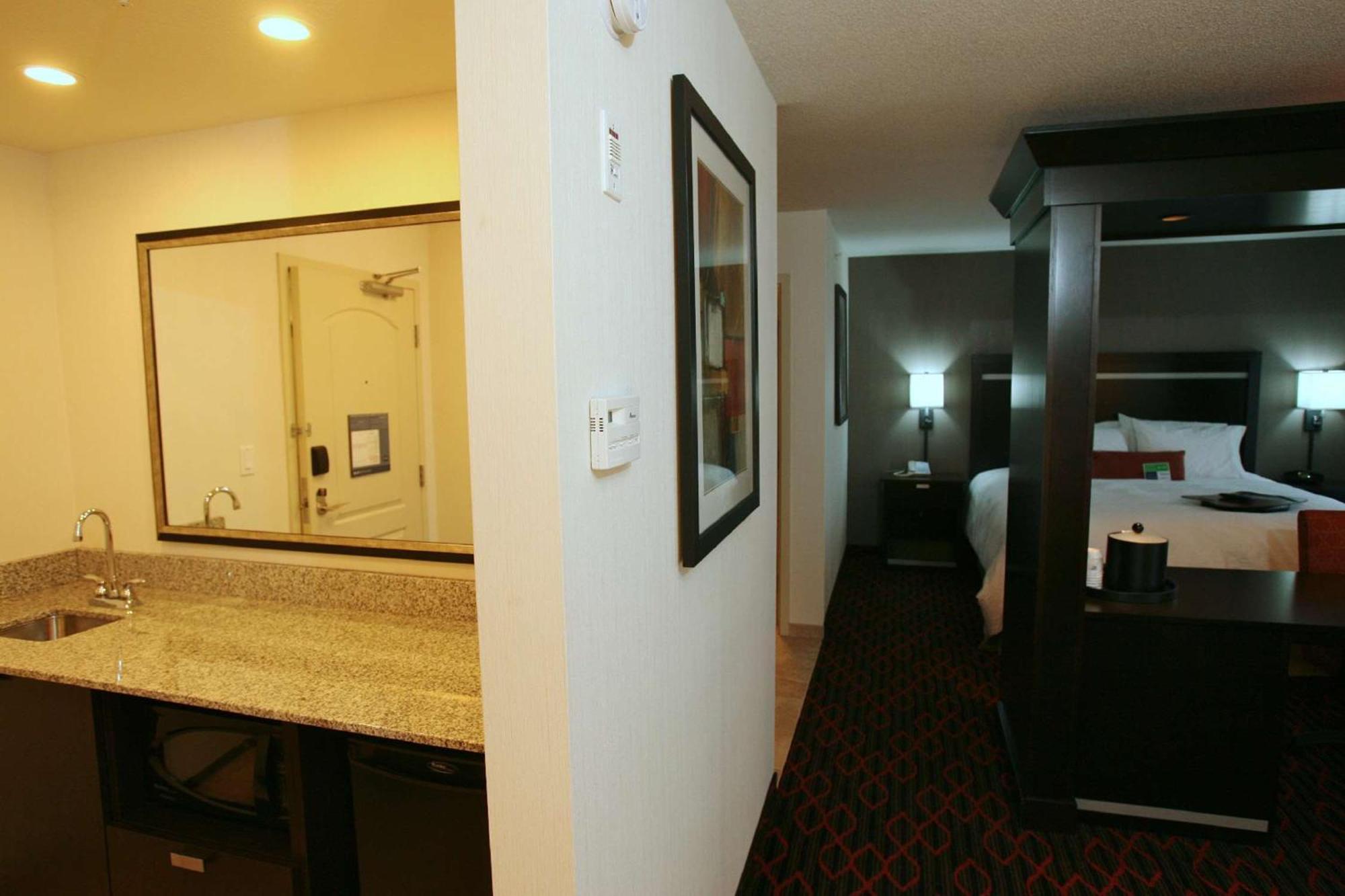 Hampton Inn & Suites Red Deer Penhold Esterno foto