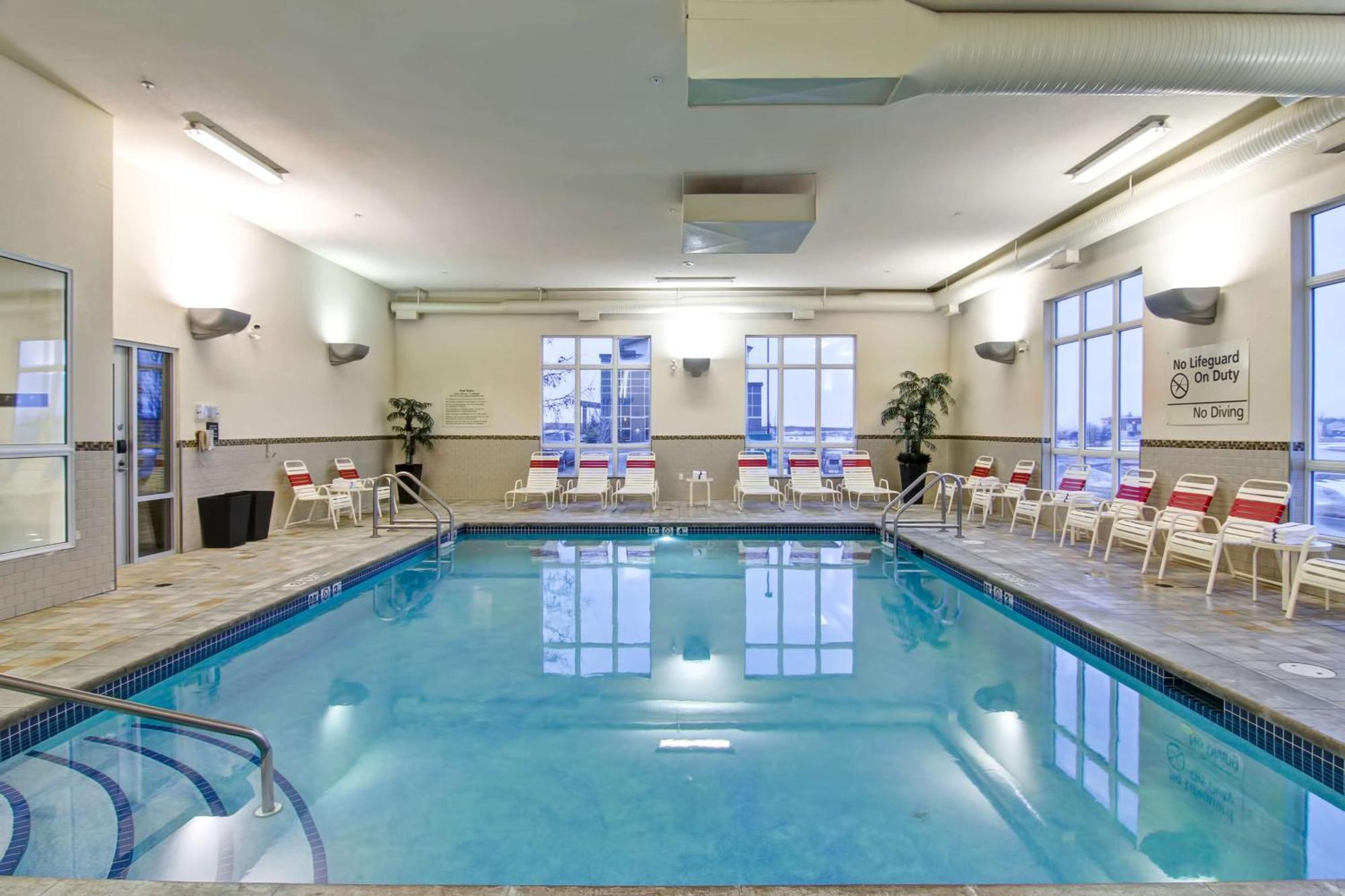 Hampton Inn & Suites Red Deer Penhold Esterno foto