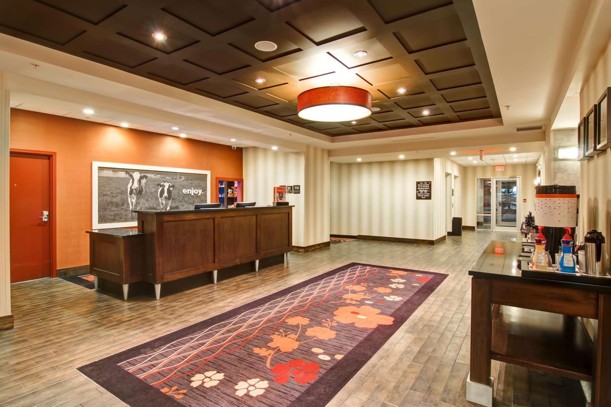 Hampton Inn & Suites Red Deer Penhold Esterno foto