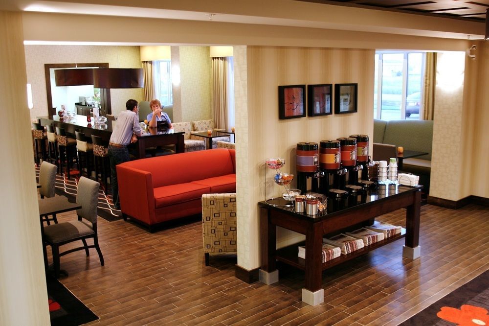 Hampton Inn & Suites Red Deer Penhold Esterno foto