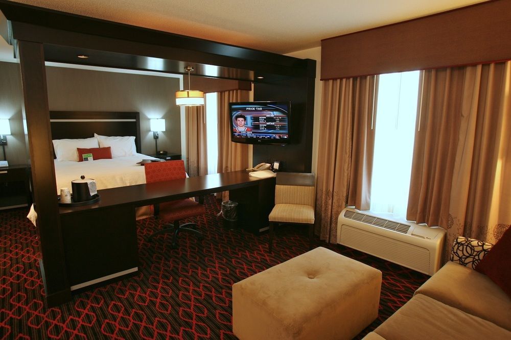 Hampton Inn & Suites Red Deer Penhold Esterno foto